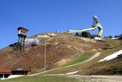 Fotomontage: Der Schiedsrichterturm wurde ca. 2 Minuten vor der Schanze gesprengt